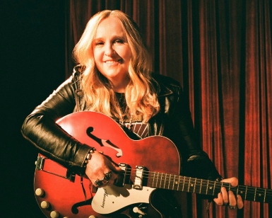 Portrait of Melissa Etheridge with her guitar